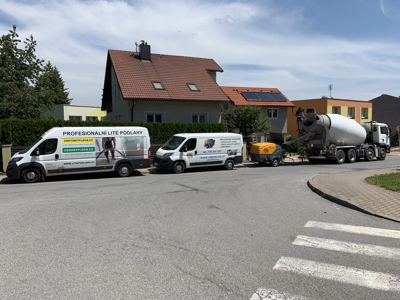 Technika pro lité podlahy — domíchávač a čerpadlo na stavbě